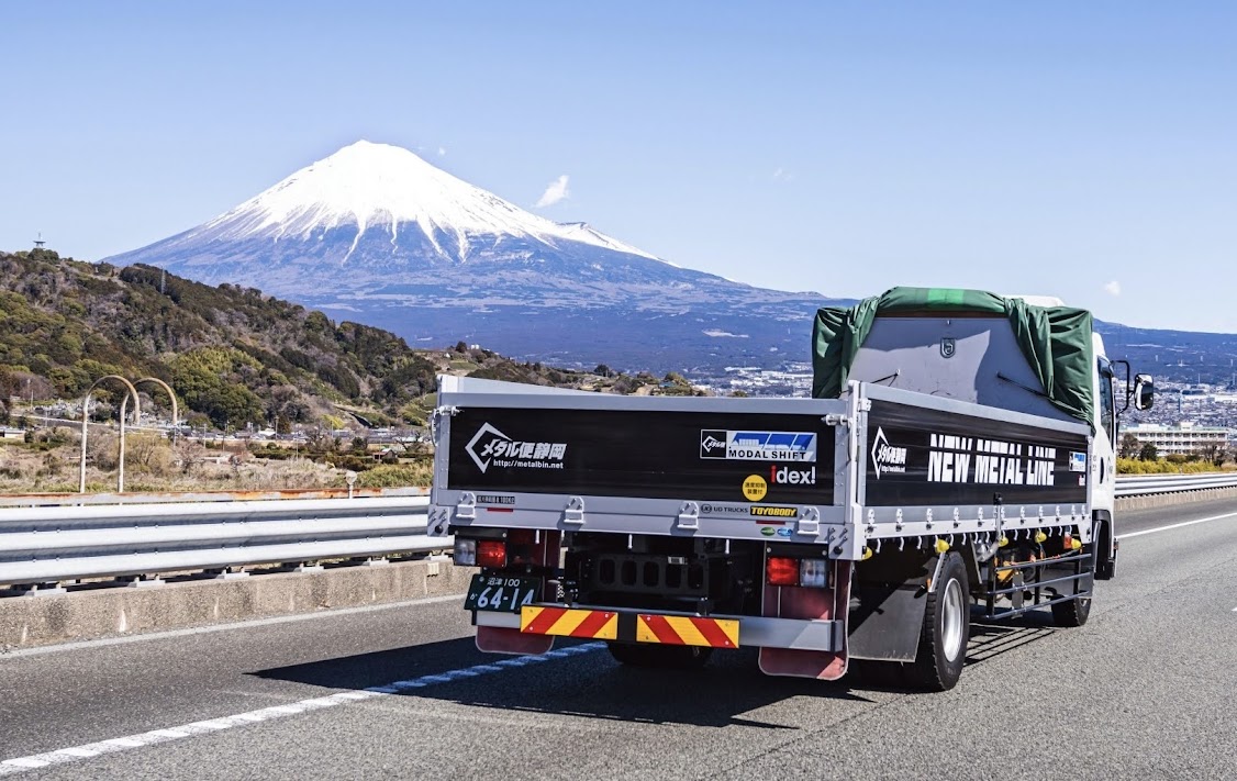 富士山を背景に走るメタル便トラック
